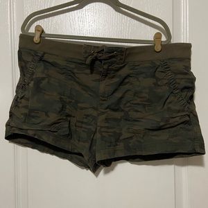 a.n.a Women's Camo Cargo Shorts - Green